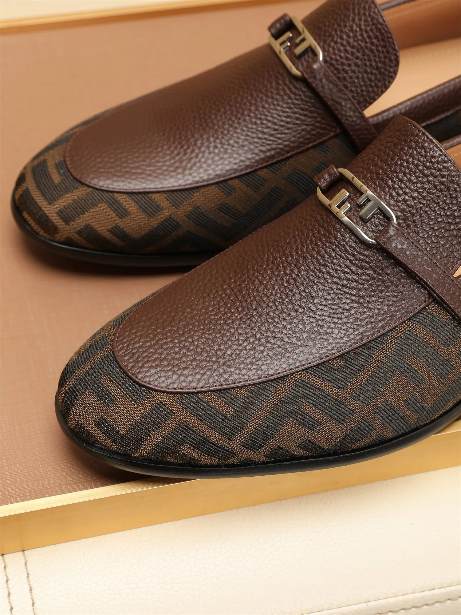 Men's shoes💰460 🕷🕷【FENDI】The latest men's formal leather shoes🇨🇳Classic series not to be missed💯The first layer is made of imported first-layer cowhide☘Original quality, the leather is smooth and delicate🎋Awesome version, perfect streamlined outline🍇Cowhide lining, size 38-44 (customized at 45.46)...
